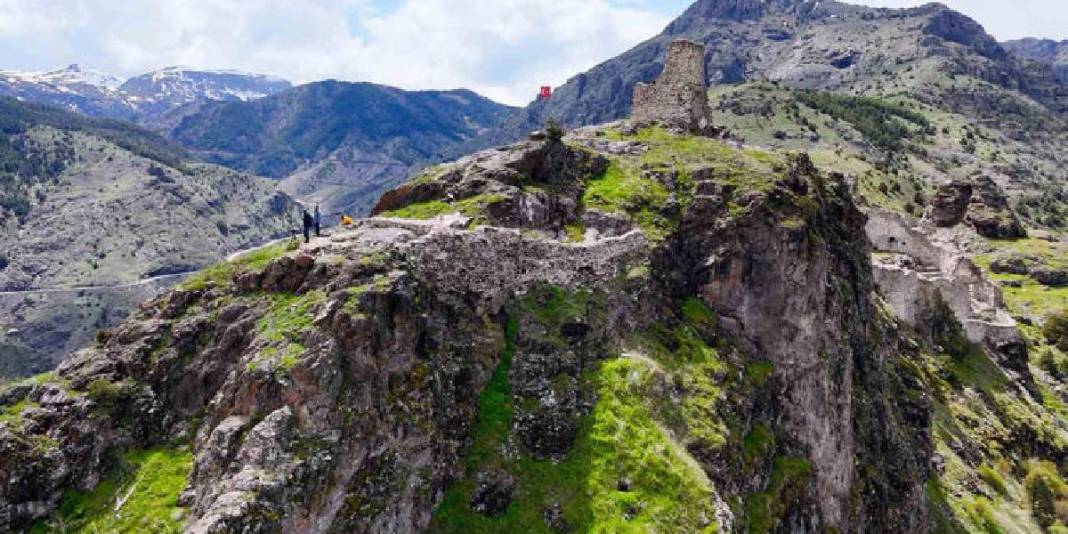 150 metre yükseklikte sarp kayalıklar üzerine kurulu! Burası Gümüşhane’nin ‘Kartal Yuvası’ 1